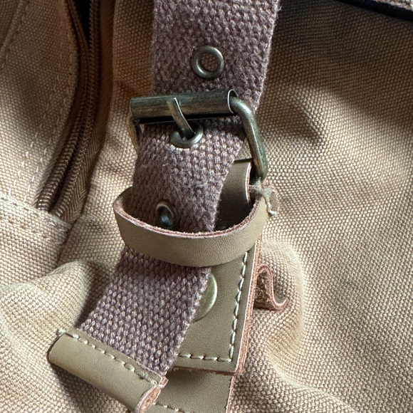 Canvas neutral messenger bag with many pockets & adjustable strap - Picture 6 of 14